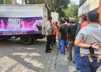Hadir Penuh Manfaat, Ormas Surabaya Community Salurkan Ratusan Sembako